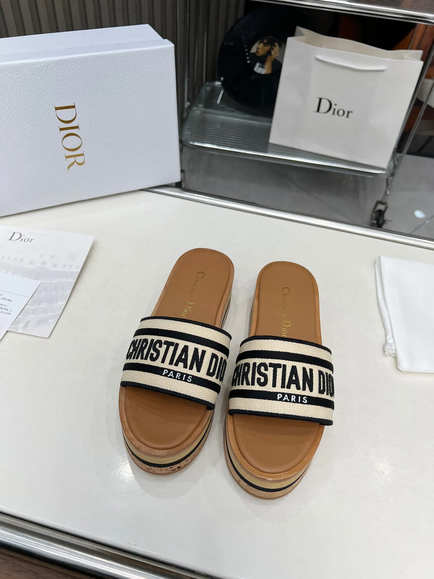 👟👟Ex-factory price 420👟👟 Dior's new spring and summer IVIETA DWAY jelly-colored flat-soled one-slip women's shoes with CD letter logo three-dimensional embroidery thick-soled round-toe open-toe slippers. The original version is developed to be the top version on the market. It feels soft and delicate on the feet and is extremely comfortable. Material: Upper imported raffia electric embroidery high-temperature water-soluble cotton technical fabric + water-dyed cowhide foot pad lining + original consistent combination outsole Outsole: original outsole Size: 35-42 (40.41.42 custom-made, non-refundable and non-exchangeable)